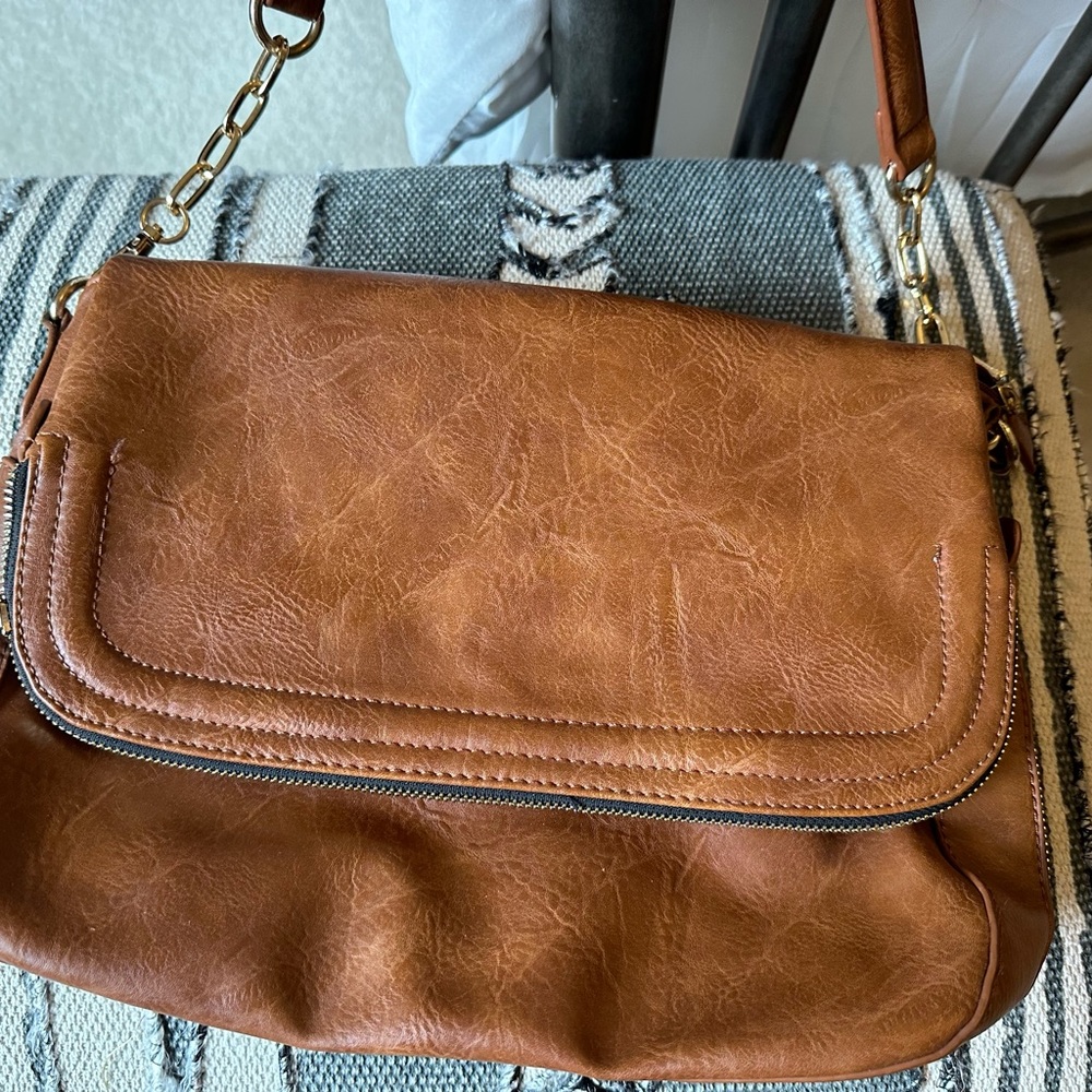 Classy whiskey color shoulder bag.